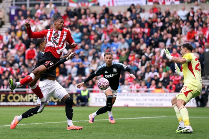 Игрок Сандерленда пробивает по воротам соперника