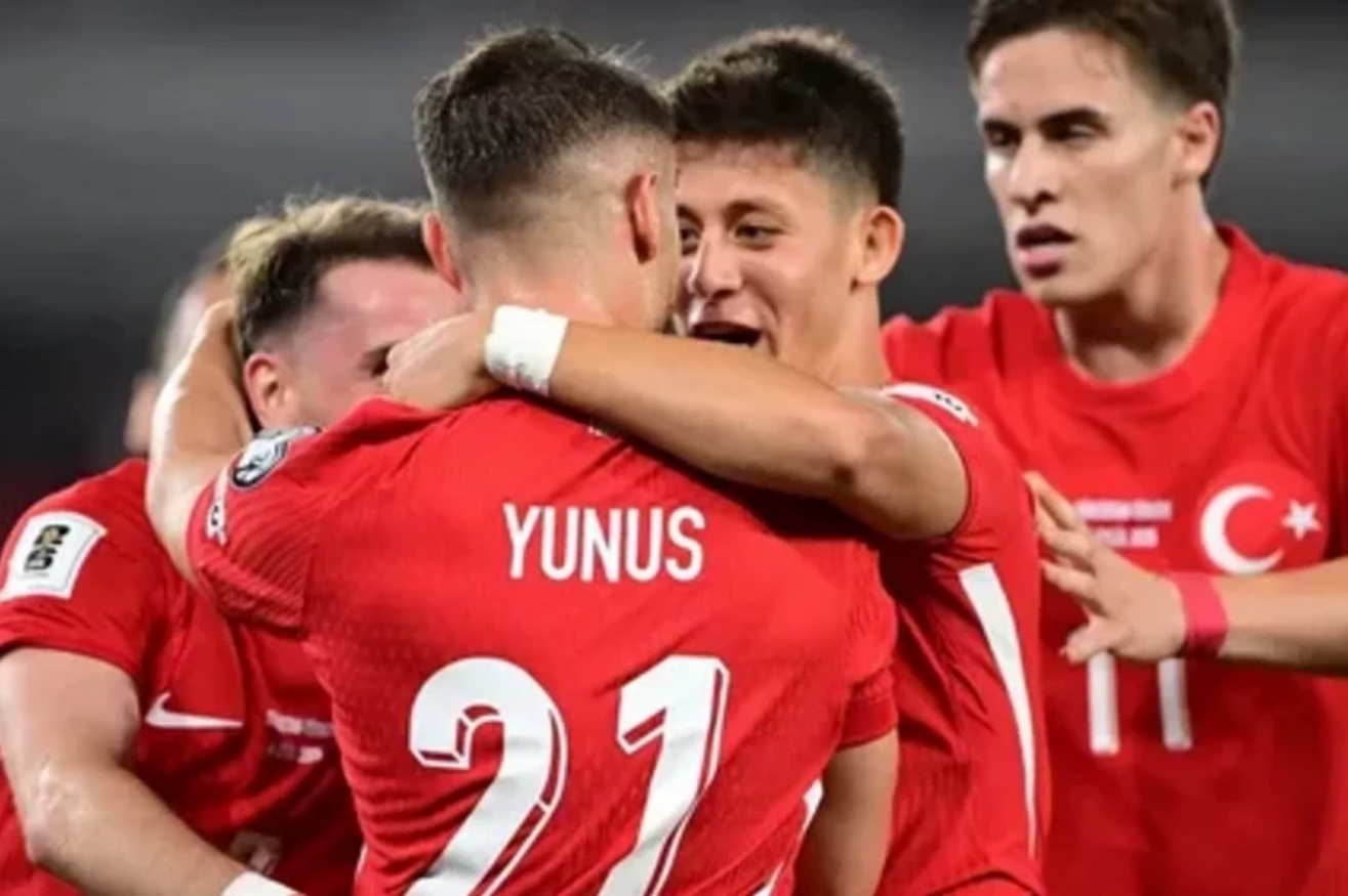 Национальная команда Турции празднует забитый гол