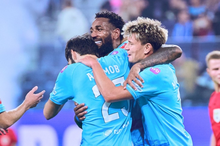 Игроки Зенита празднуют забитый гол