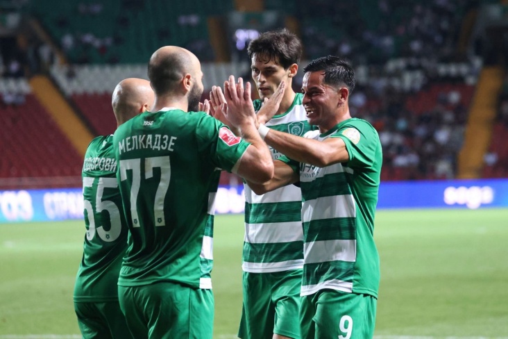 Футболисты Ахмата празднуют свой гол