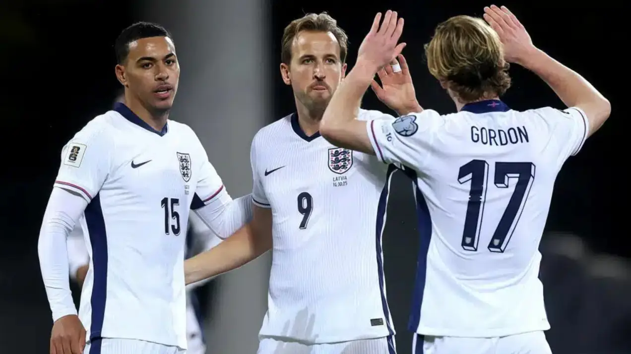 Игроки сборной Англии поздравляют Кейна с очередным забитым голом