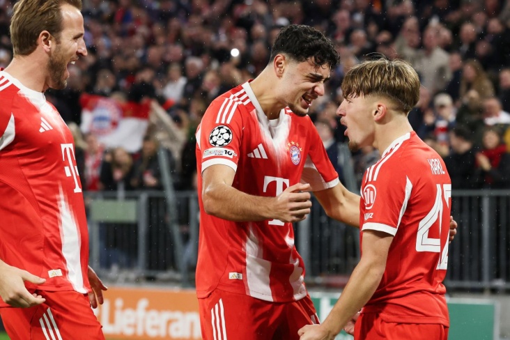 Игроки Баварии празднуют свой гол
