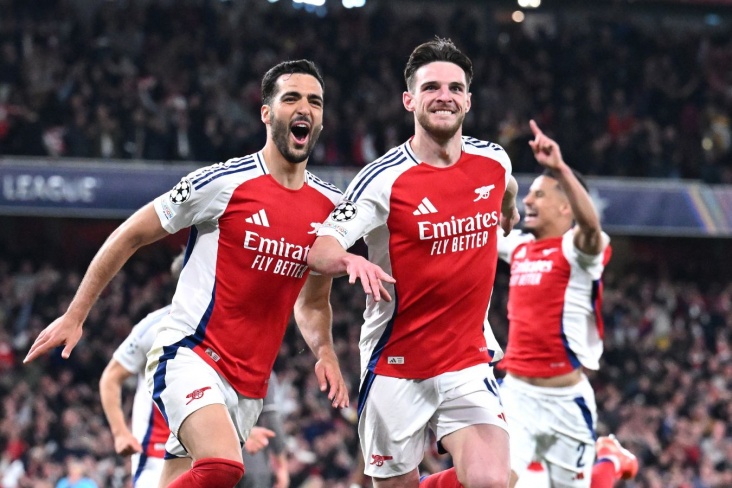 Игроки Арсенала празднуют свой гол