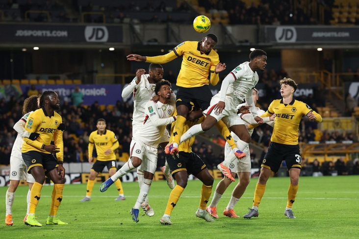 Борьба за мяч между игроками Вулверхэмптона и Челси