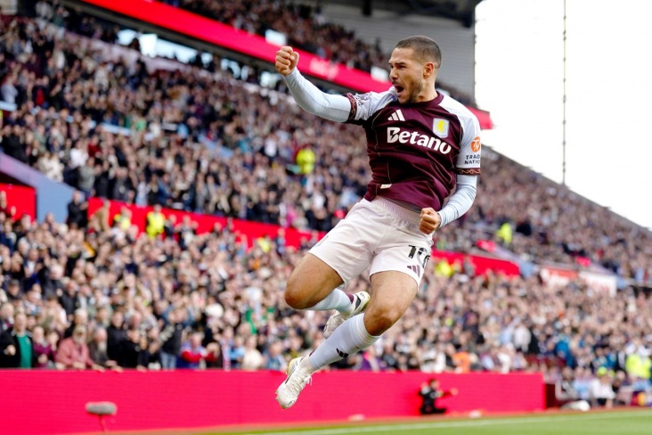 Игрок Астон Виллы празднует свой гол