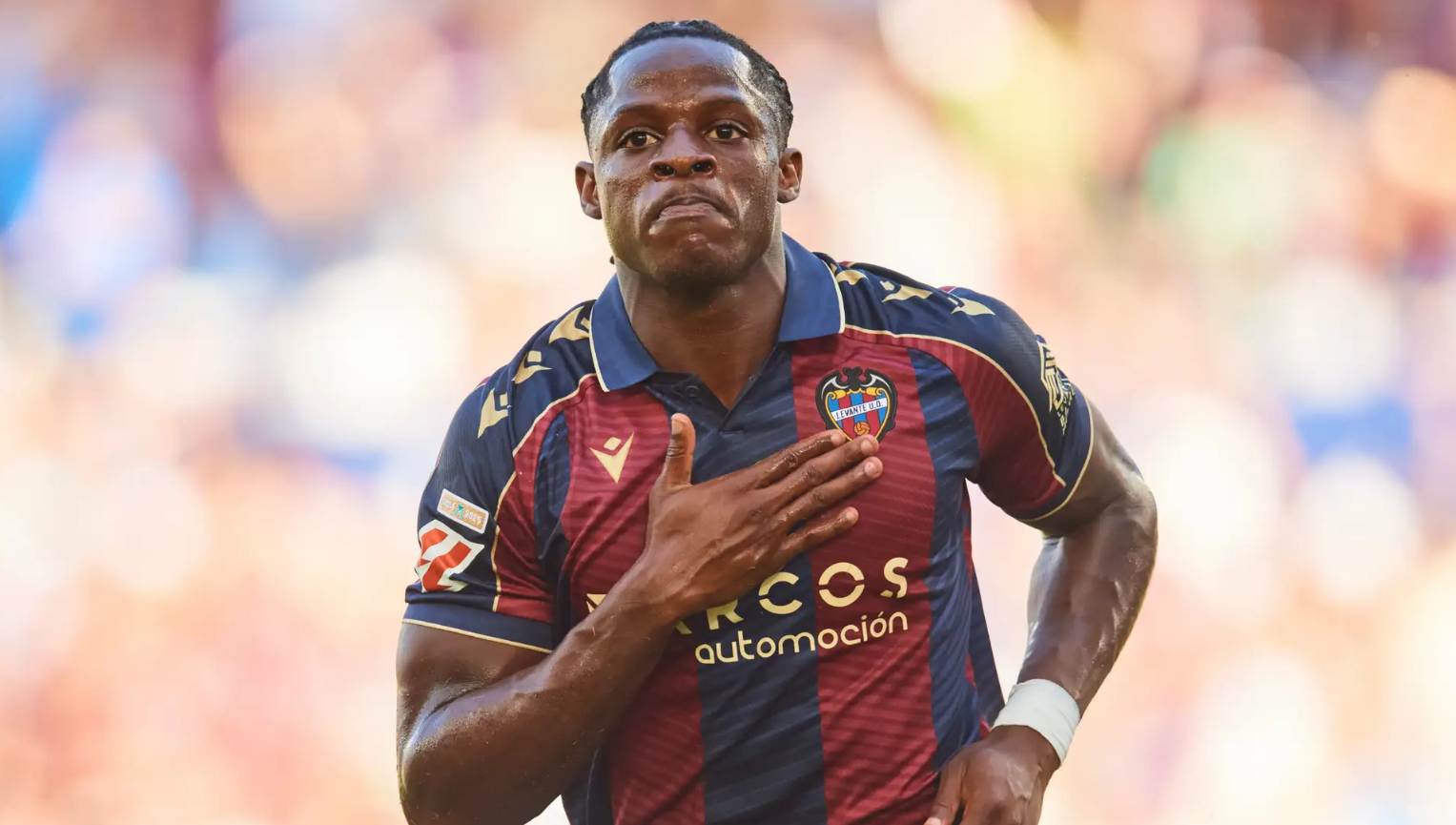 Футболист Леванте празднует свой гол