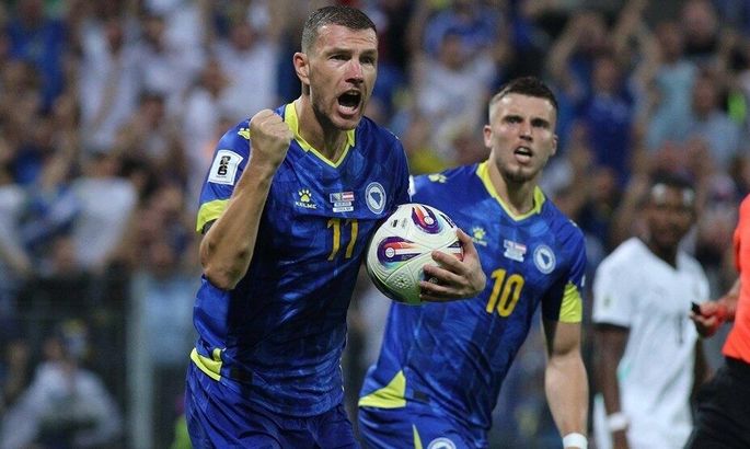 Футболисты Боснии празднуют забитый гол