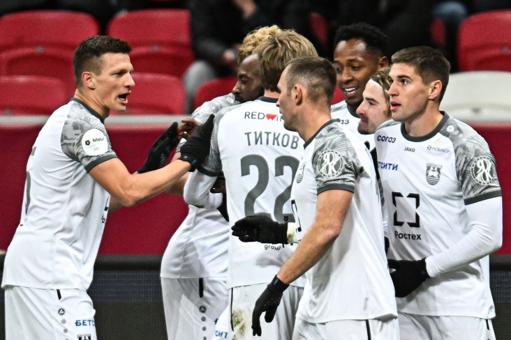 Футболисты Балтики празднуют гол