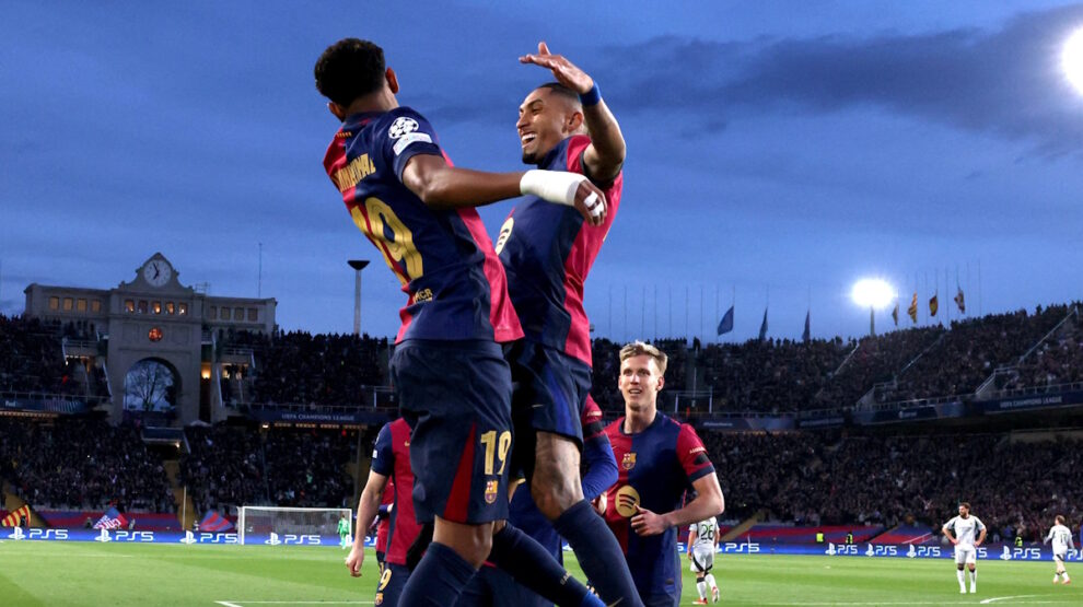 Игроки Барсы празднуют гол