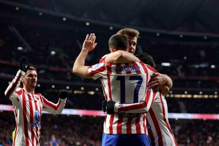 Игроки Атлетико празднуют свой гол