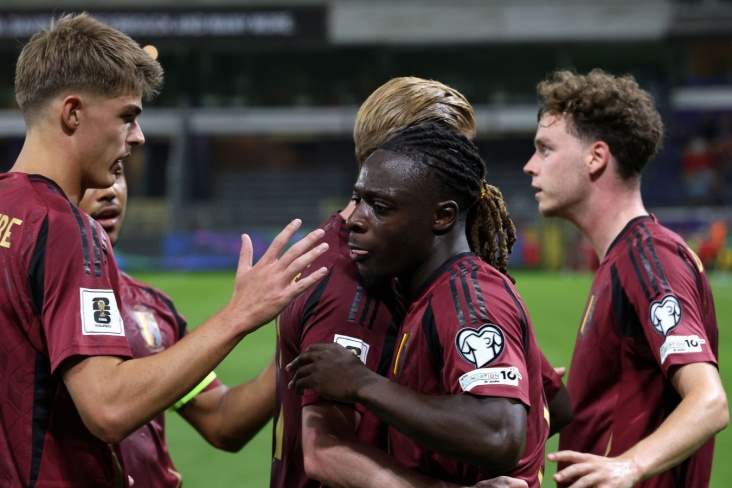 Товарищи по сборной поздравляют Доку с очередным голом