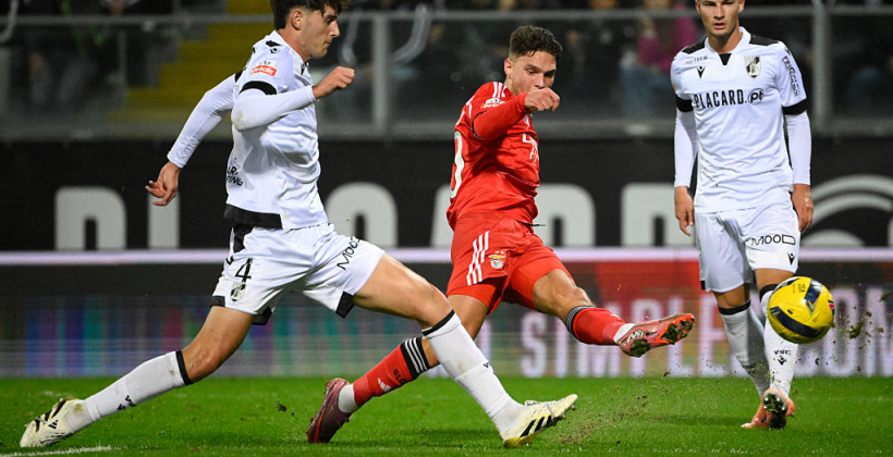 Игрок Бенфики пробивает по воротам соперника