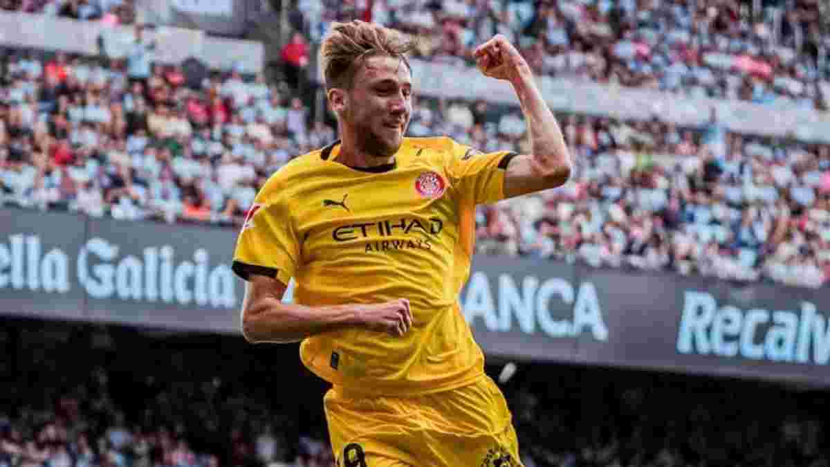 Нападающий Жироны празднует свой гол