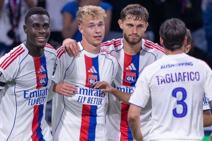 Игроки Лиона празднуют забитый гол