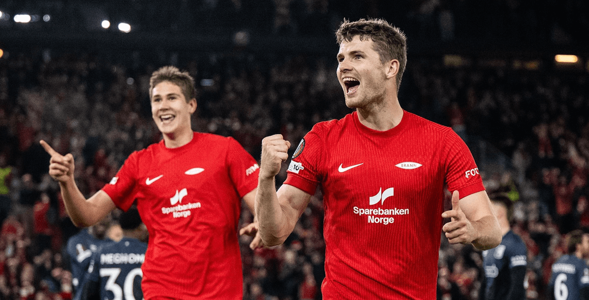 Игроки Бранна празднуют забитый гол