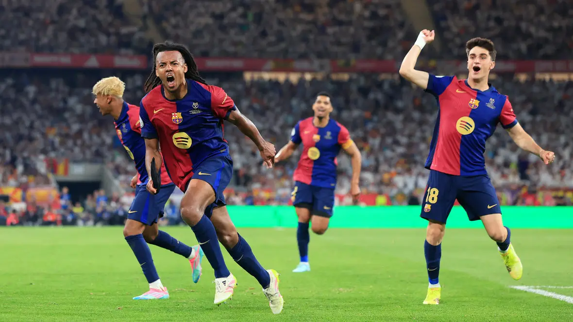 Игроки Барсы празднуют забитый гол