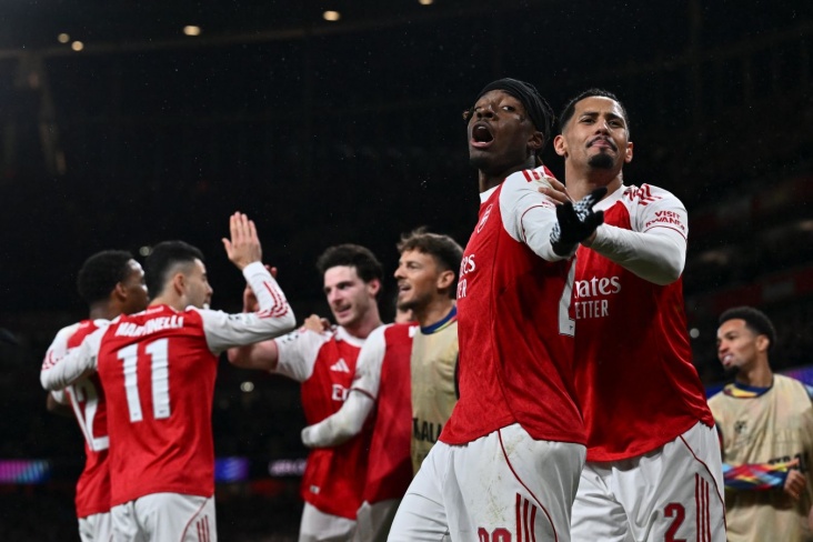 Игроки Арсенала празднуют свой гол