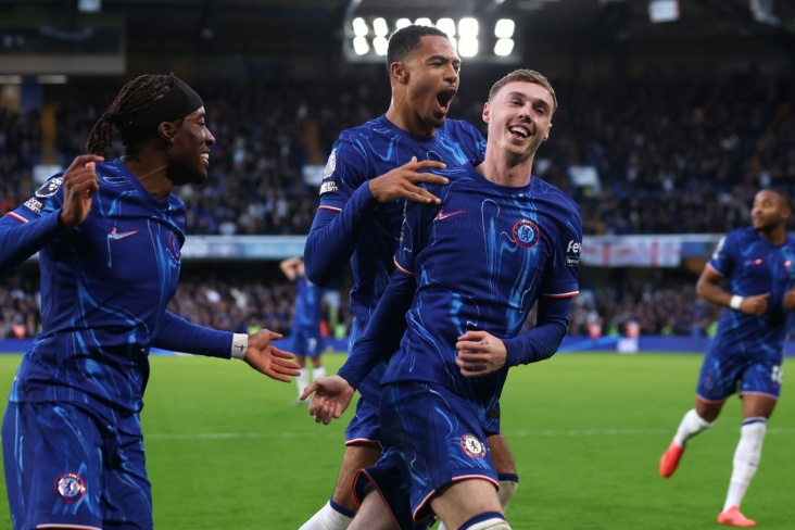 Палмер и его товарищи по команде празднуют гол Челси