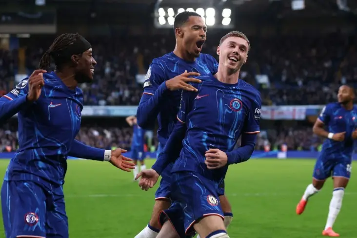 Палмер и его товарищи по команде празднуют гол Челси