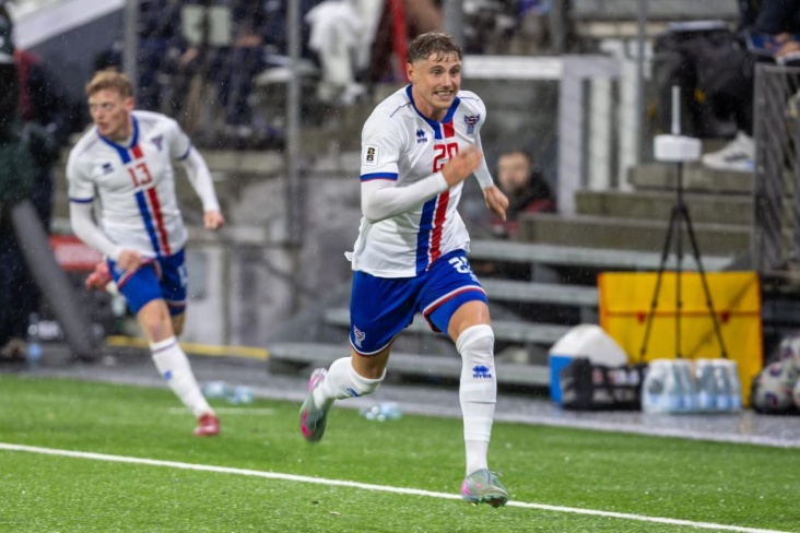 Футболисты сборной Фарерских островов бегут праздновать свой гол