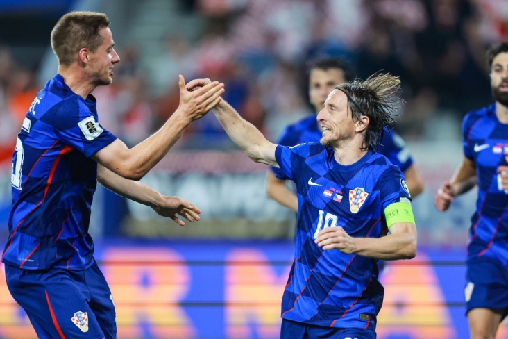 Футболисты сборной Хорватии поздравляют Модрича с забитым голом