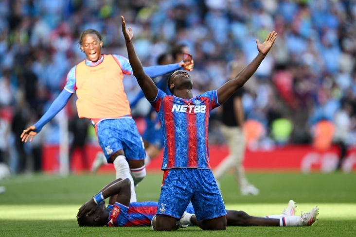 Игроки Кристал Пэлас празднуют победу в турнире