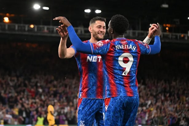 Игроки Кристал Пэласа празднуют свой гол