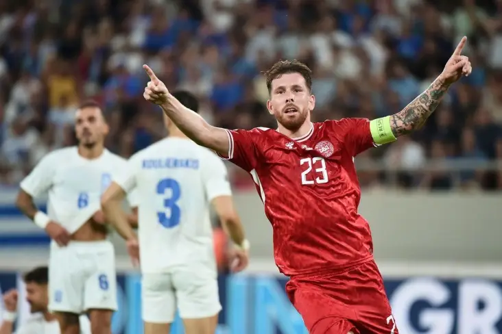 Капитан сборной Дании празднует забитый гол