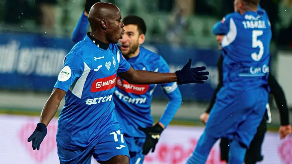 Игроки Динамо празднуют свой гол