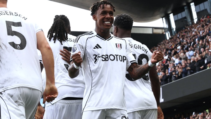 Футболисты Фулхэма празднуют долгожданную победу в АПЛ после серии неудач