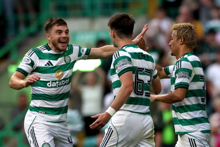 Футболисты Селтика празднуют гол