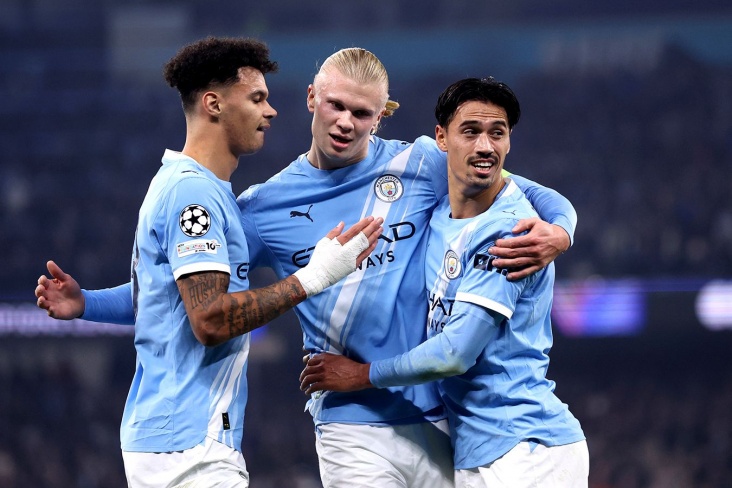 Футболисты Сити празднуют свой гол