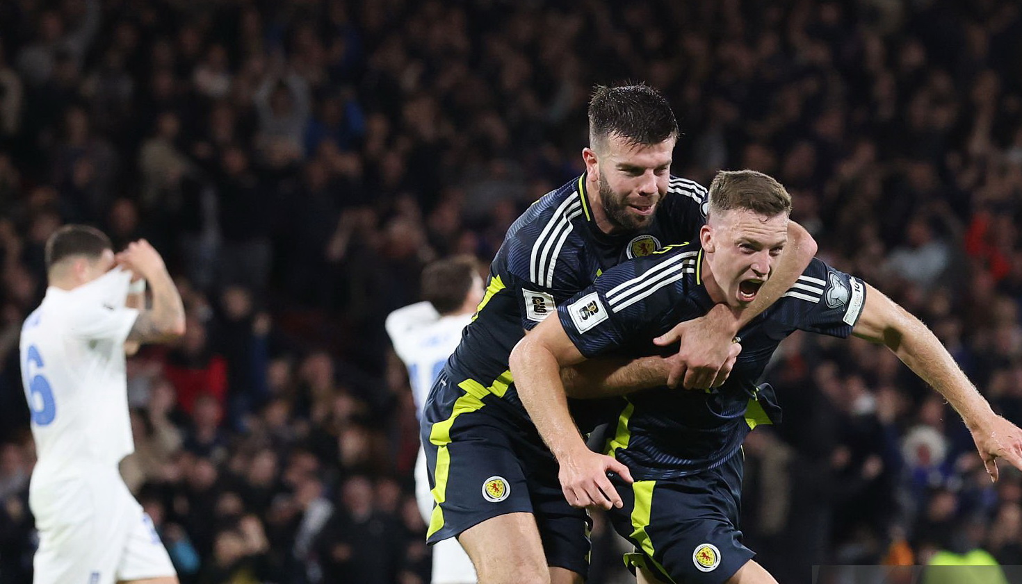 Игроки команды Шотландии бегут праздновать свой забитый гол