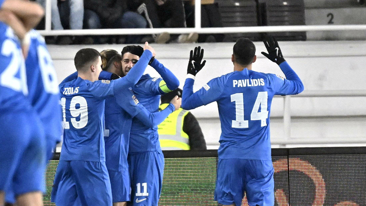 Футболисты сборной Греции празднуют свой гол
