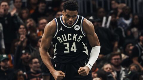 Яннис Адетокумбо вмешался в инцидент с мячом и помог...