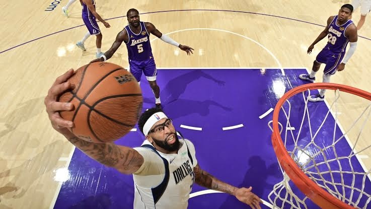 Энтони Дэвис вернулся в Лос-Анджелес, но Дончич и Ривз затмили его