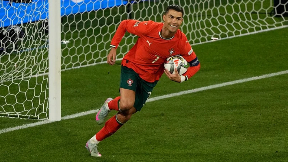 Криштиану Роналду, после забитого мяча