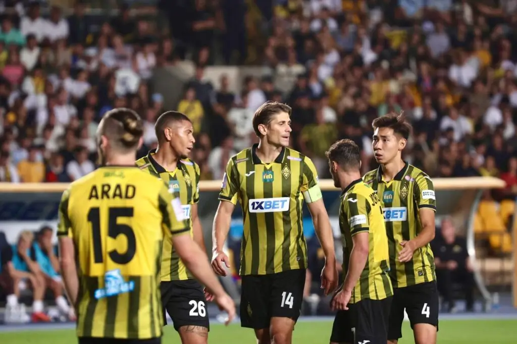 Игроки Кайрата празднуют свой гол