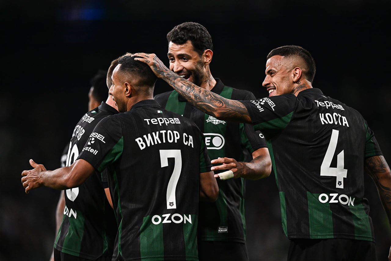 Игроки Краснодара празднуют свой гол