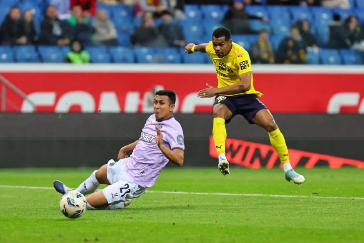 Игрок Ростова пробивает по воротам соперника