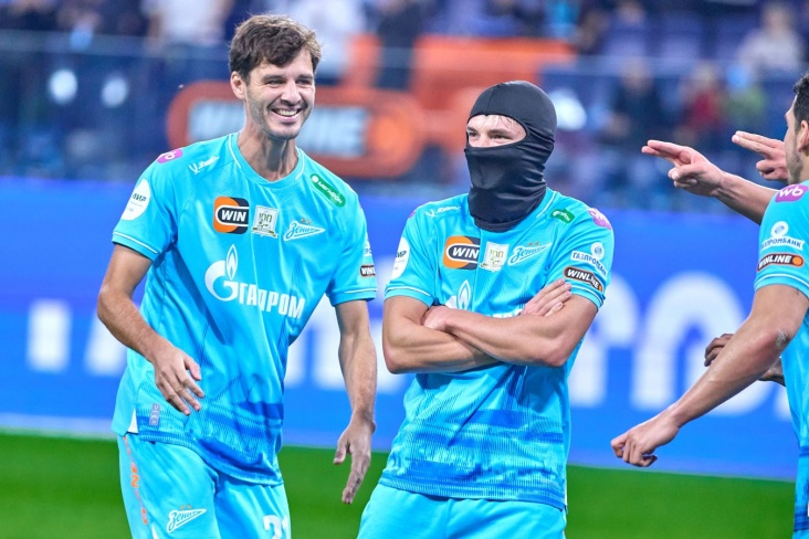 Футболисты Зенита празднуют гол