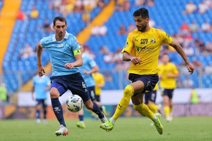 Капитан Крылья Советов пытается отобрать мяч у игрока соперников