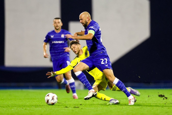 Игрок Динамо пытается обвести вратаря Фенербахче