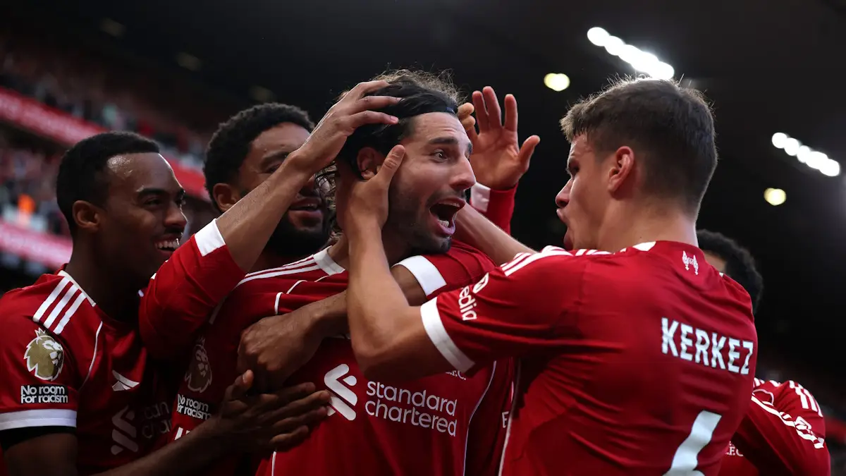 Игроки Ливерпуля празднуют свой гол