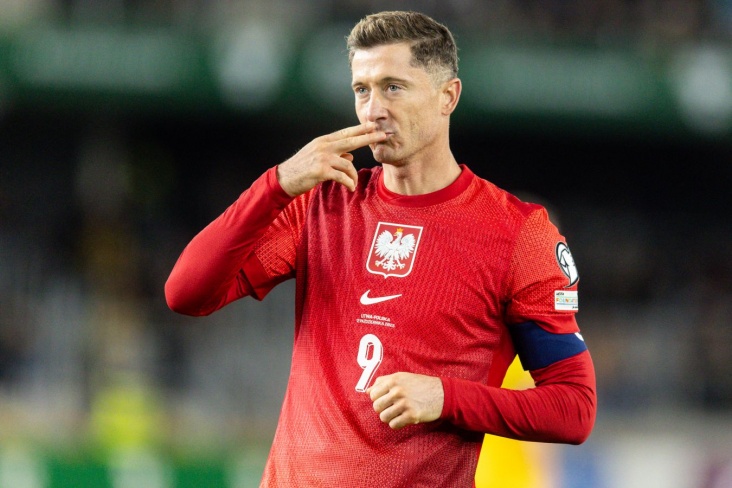 Левандовски празднует свой гол