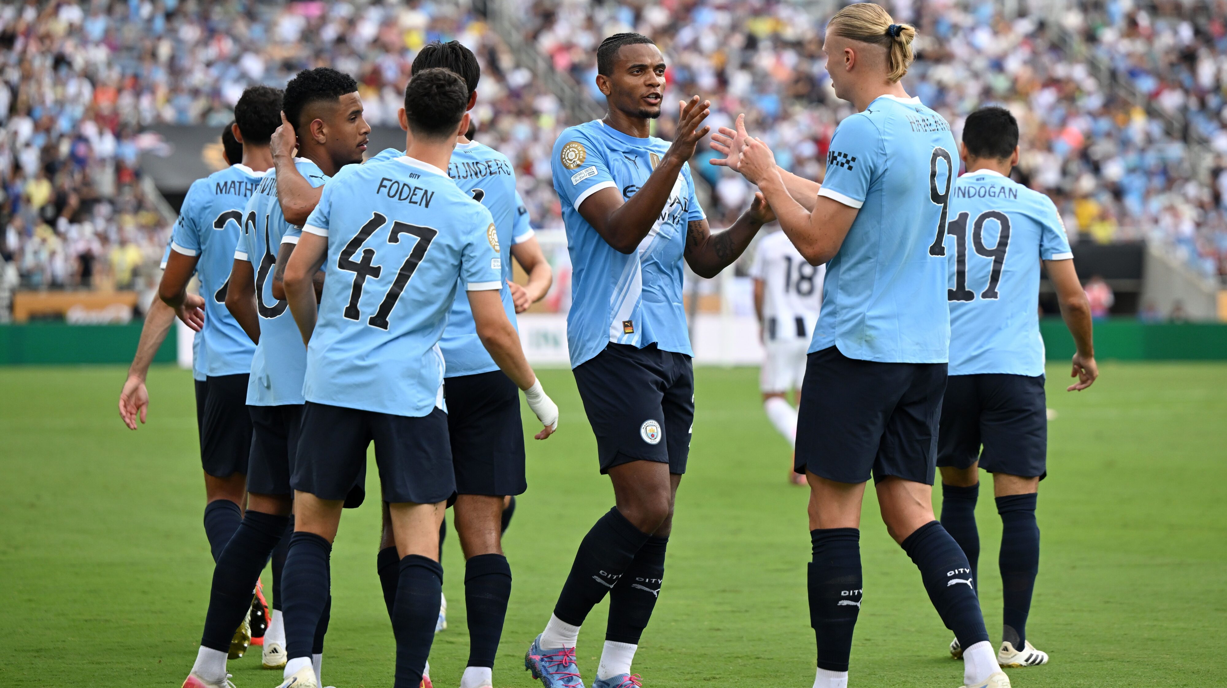 Футболисты Сити поздравляют Холанда с забитым голом