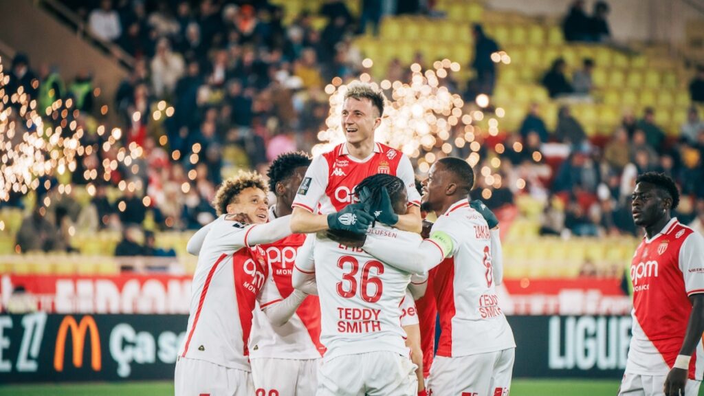 Футболисты Монако празднуют победу