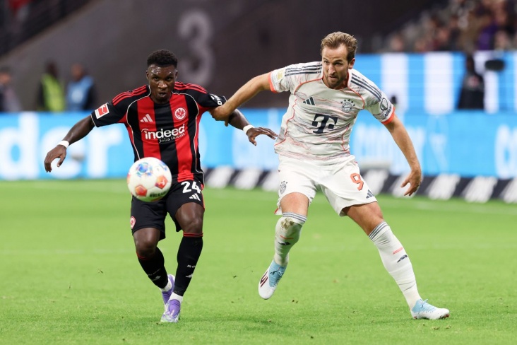 Борьба за мяч в матче Айнтрахта с Баварией