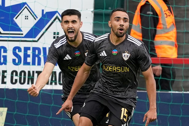 Игроки Карабаха празднуют свой гол