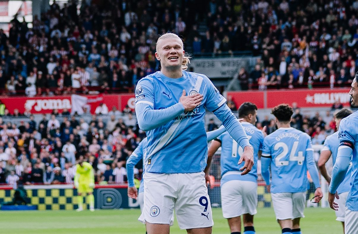 Холанд празднует свой очередной гол за Ман Сити